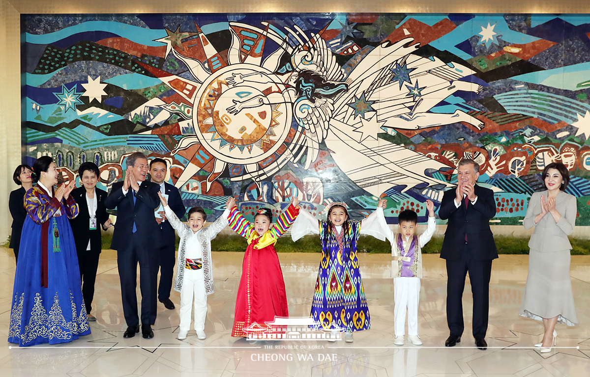 Attending a Korea-Uzbekistan joint cultural performance in Tashkent, Uzbekistan