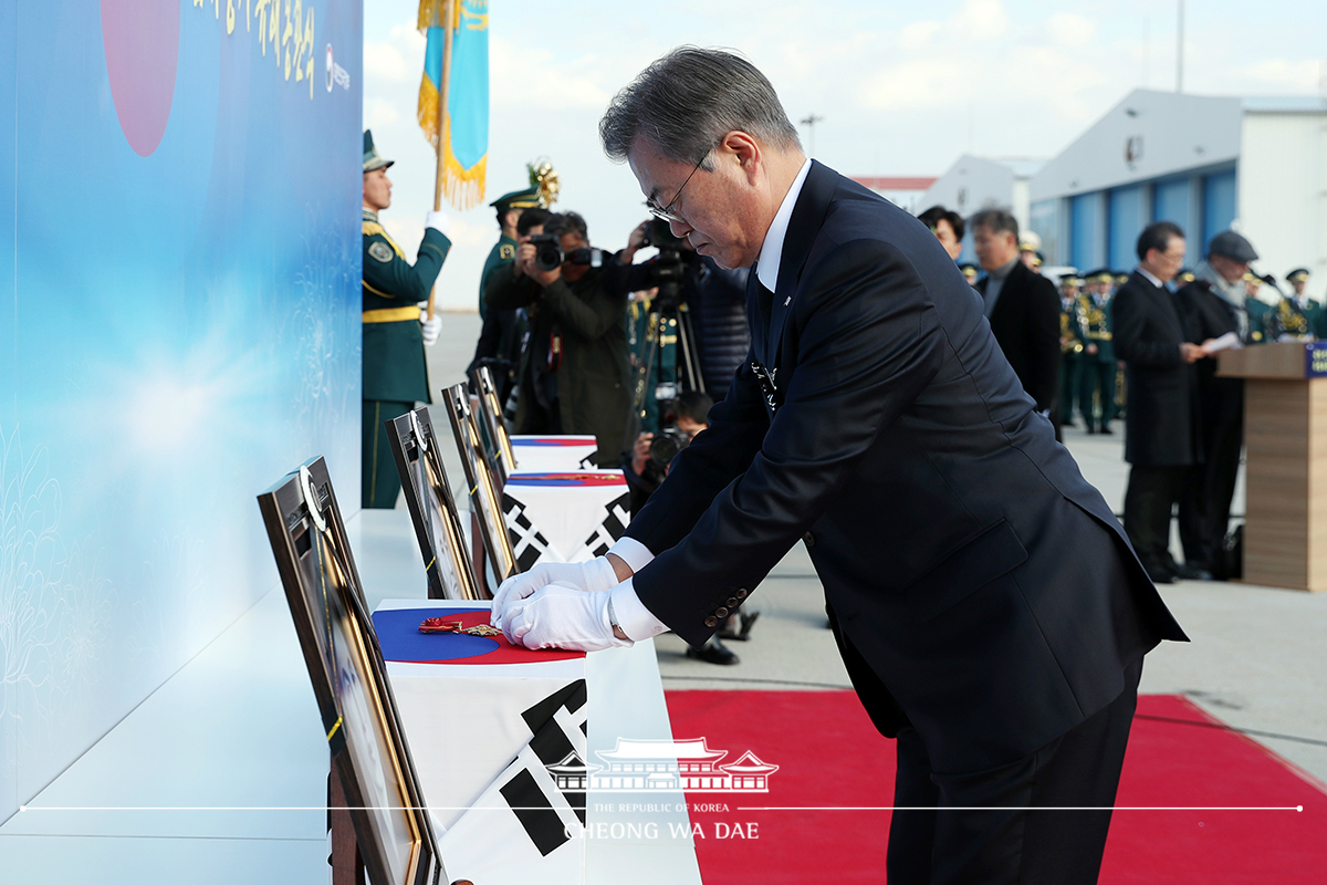 Attending a ceremony to repatriate the remains of independence activists to Korea 