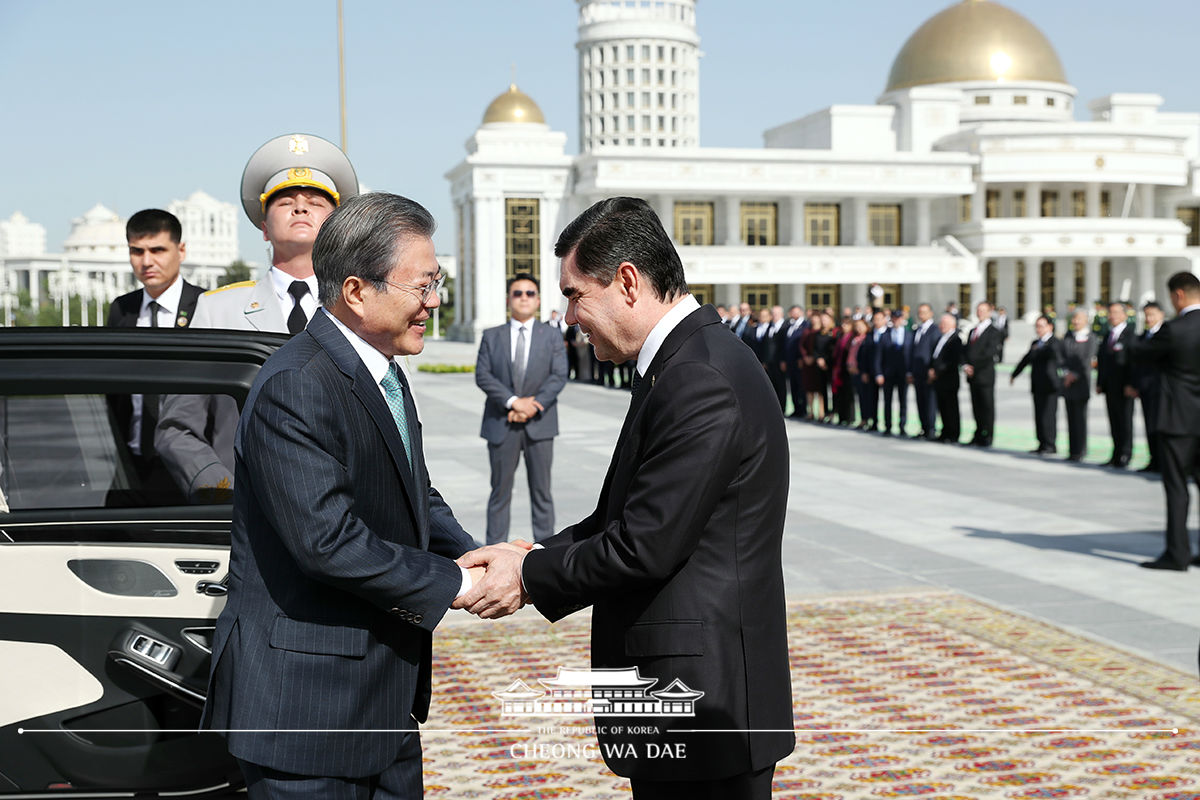 Attending the official welcoming ceremony in Turkmenistan 