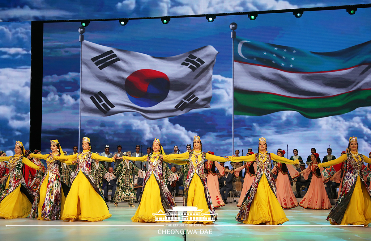 Attending a Korea-Uzbekistan joint cultural performance in Tashkent, Uzbekistan