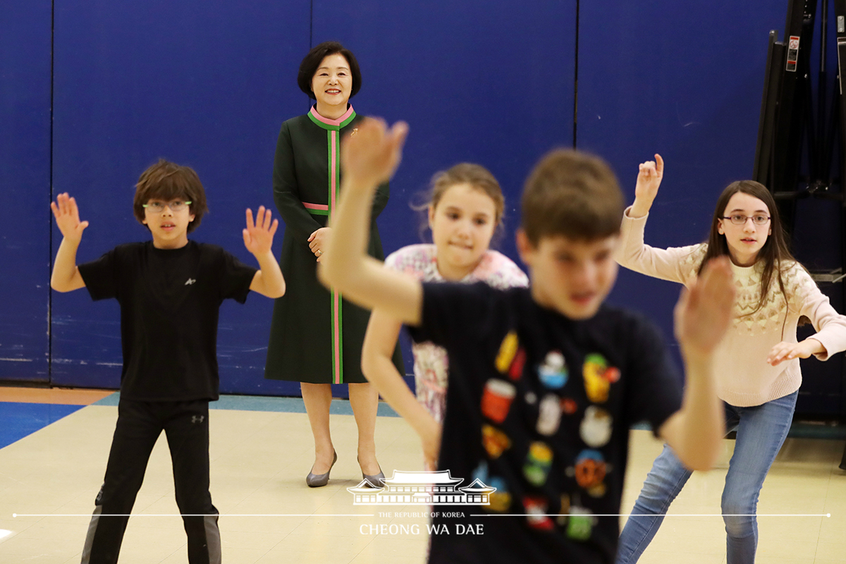 First Lady Kim Jung-sook observing a Korean culture class at F.S. Key Elementary School in Washington, D.C. 