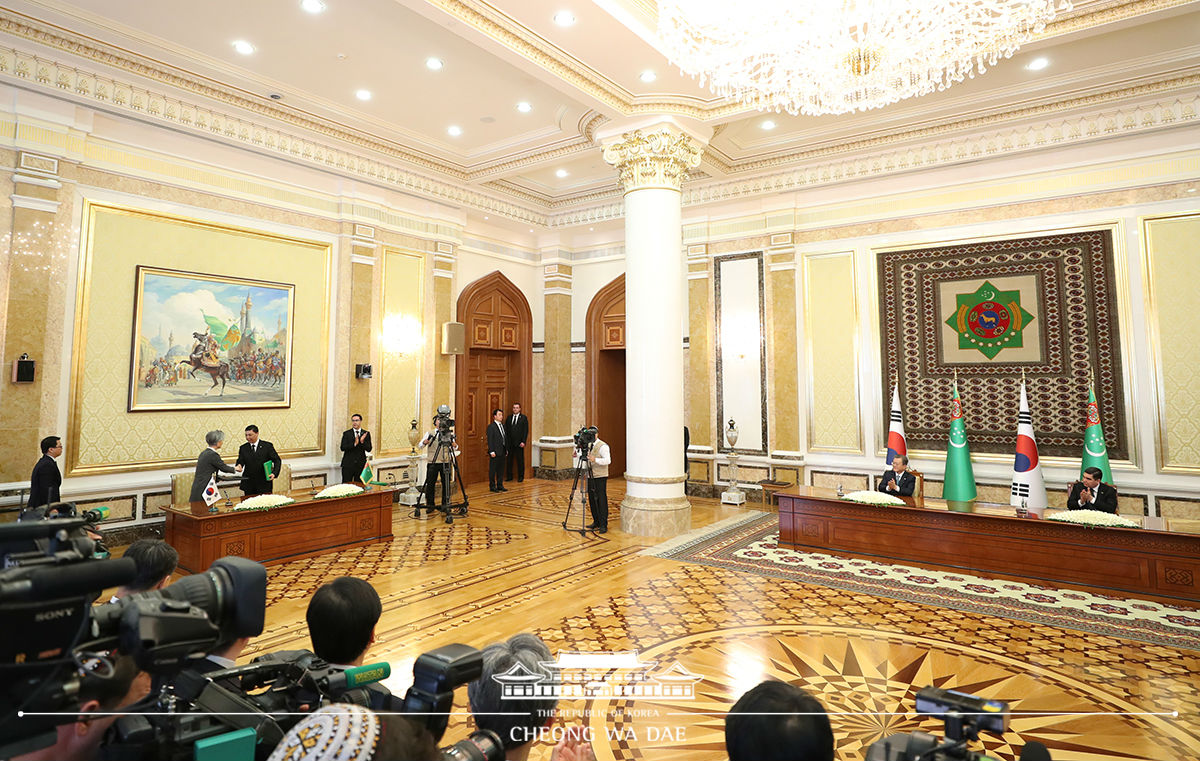 Signing ceremony for Korea-Turkmenistan MOUs at the Oguzkhan Presidential Palace in Ashgabat 