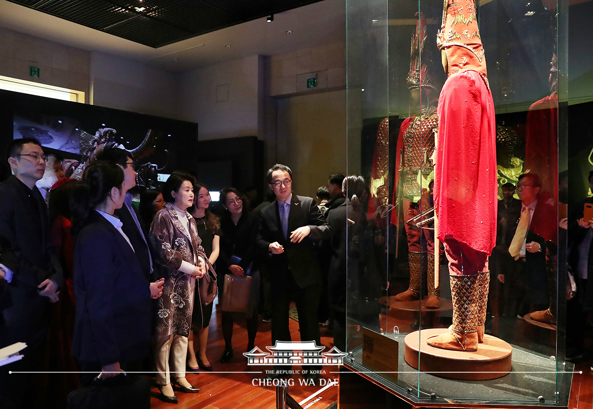 First Lady Kim Jung-sook viewing “Kazakhstan-The Cradleland of the ‘Golden Man,’” an exhibit at Seoul’s National Museum of Korea (February 22, 2019) 