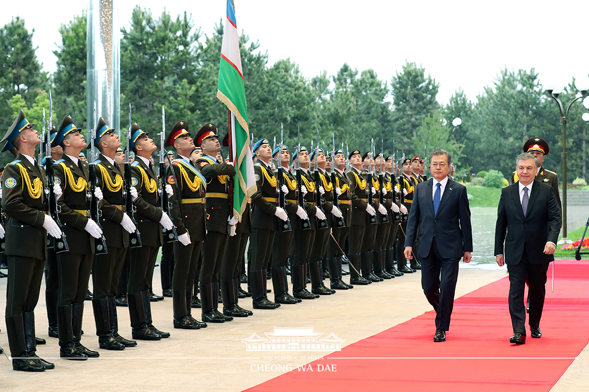 Attending the official welcoming ceremony in Uzbekistan 