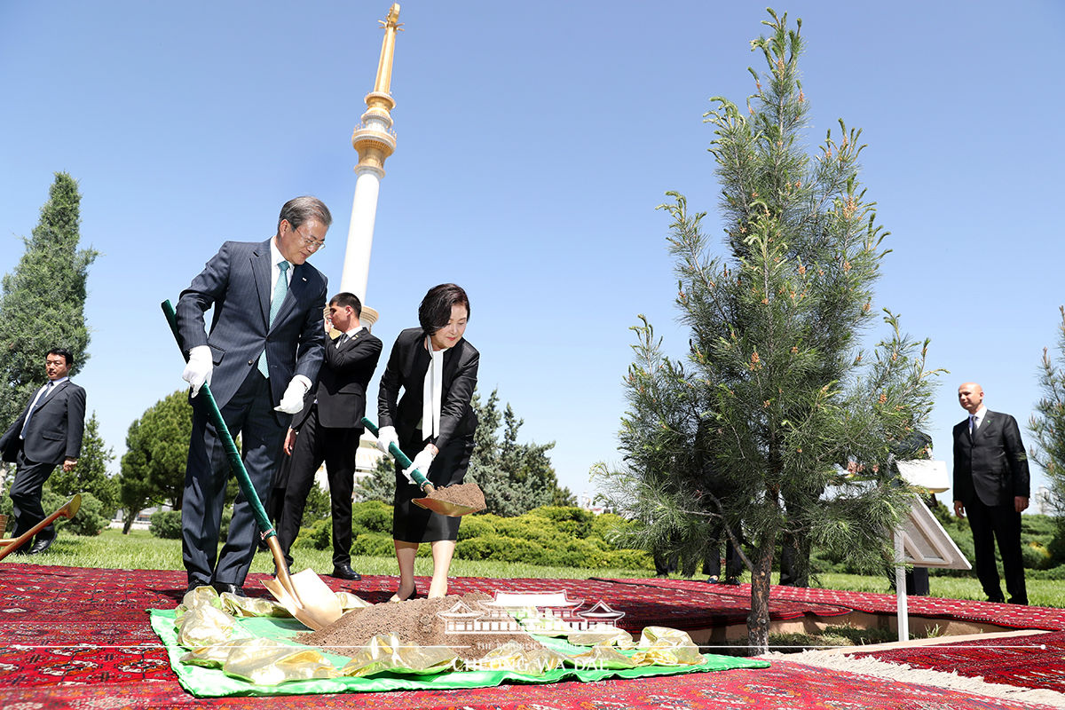 Laying a wreath at the Independence Monument and planting a commemorative tree in Ashgabat, Turkmenistan 