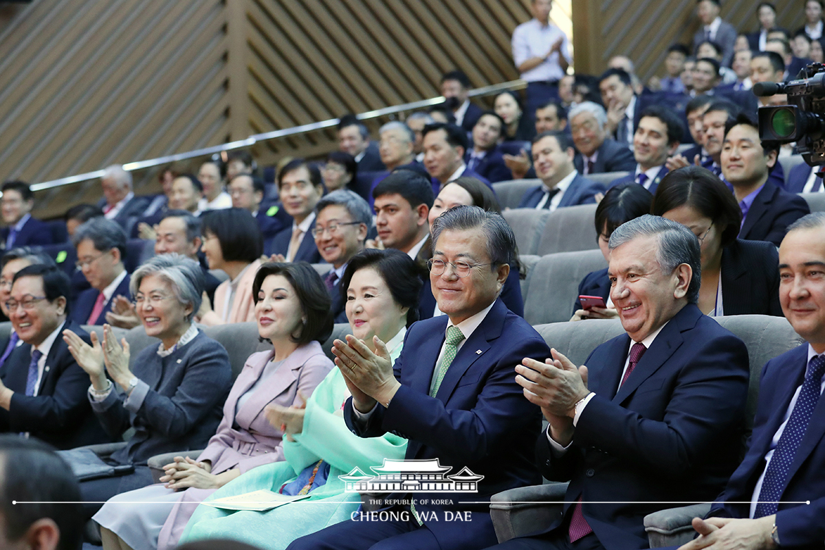 Attending the opening ceremony of the House of Korean Culture and Arts in Tashkent, Uzbekistan