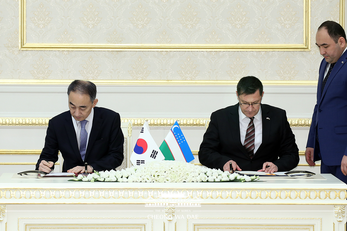 Korea-Uzbekistan MOU signing ceremony and joint press conference at the Kuksaroy Presidential Palace in Tashkent