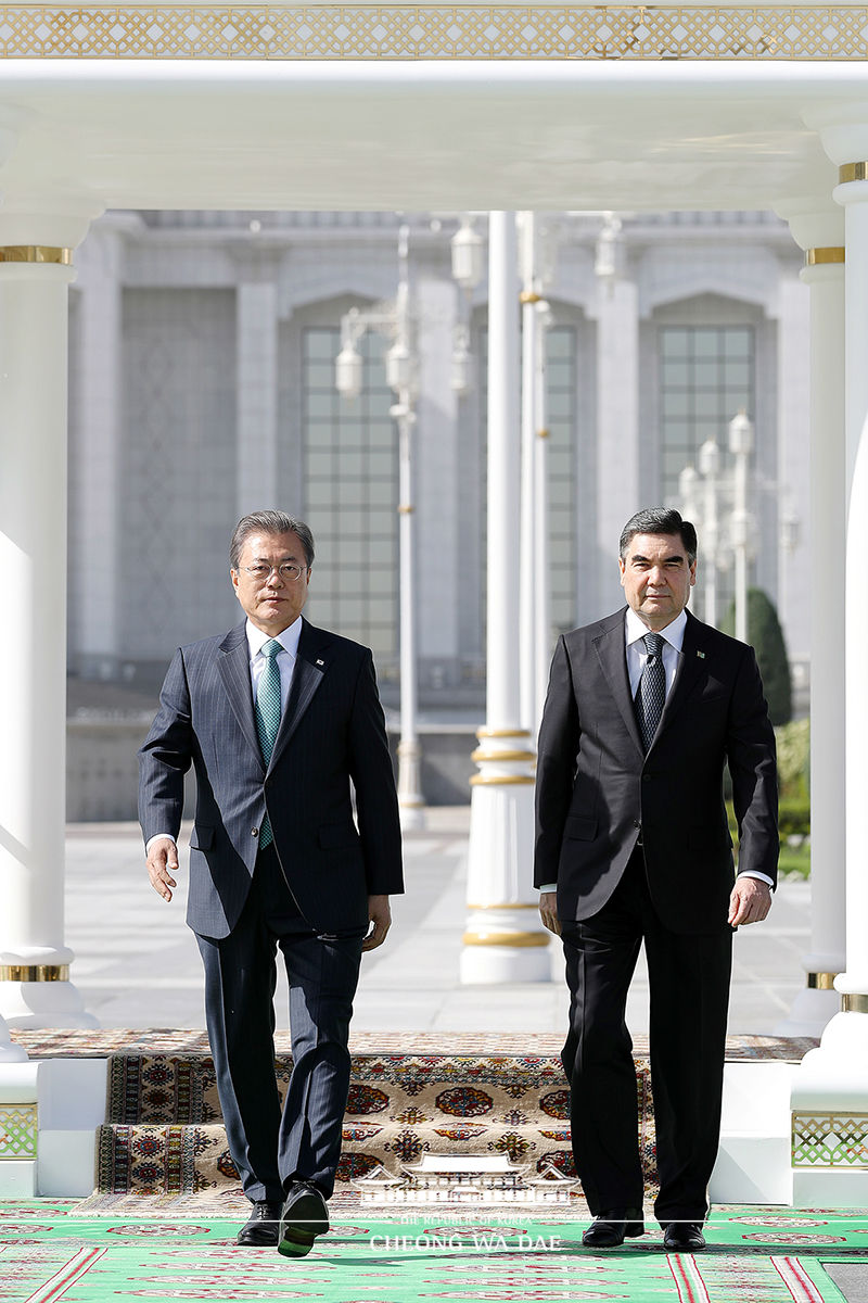 Attending the official welcoming ceremony in Turkmenistan 