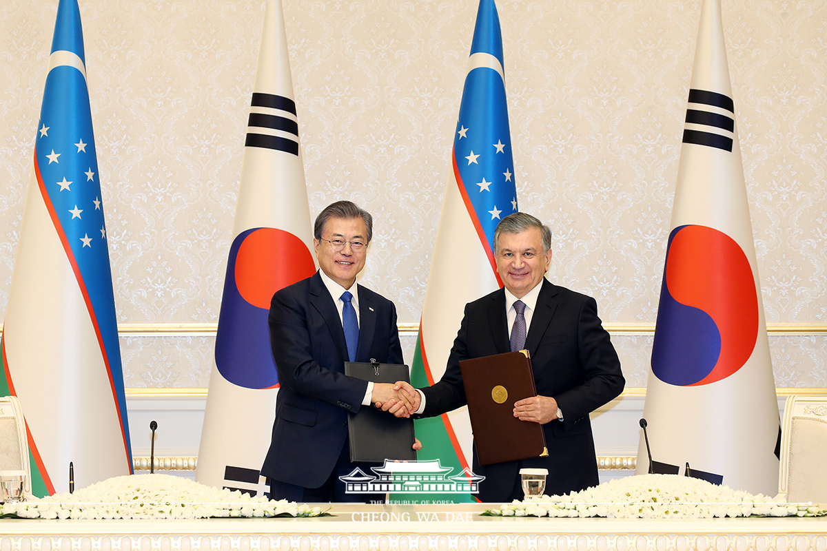 Korea-Uzbekistan MOU signing ceremony and joint press conference at the Kuksaroy Presidential Palace in Tashkent