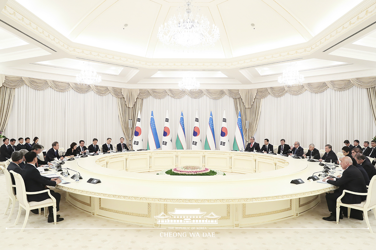 Korea-Uzbekistan expanded summit at the Kuksaroy Presidential Palace in Tashkent