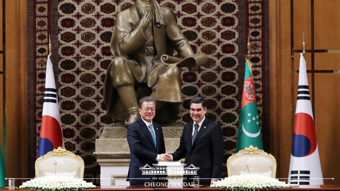 President Moon Jae-in (left) and President Gurbanguly Berdimuhamedow on April 17 shake hands at Oguzkhan Palace in Ashgabat, Turkmenistan, shortly after their summit.