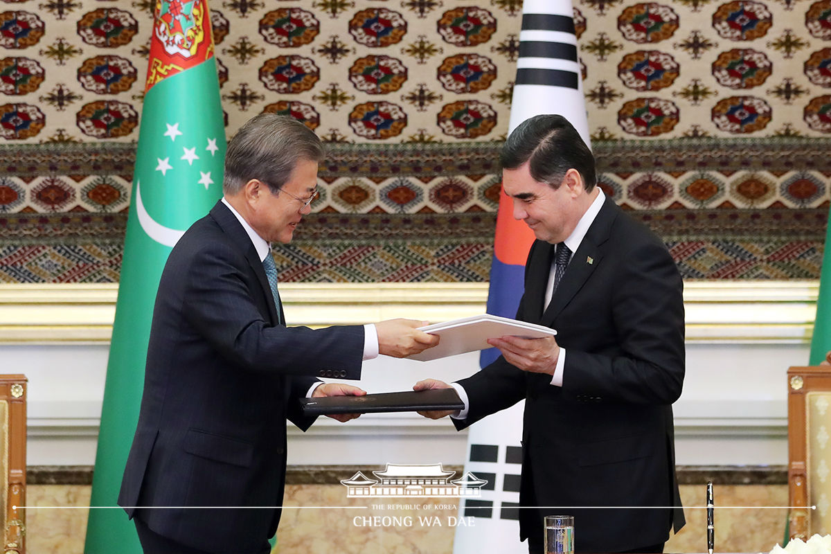 Signing ceremony for Korea-Turkmenistan MOUs at the Oguzkhan Presidential Palace in Ashgabat 