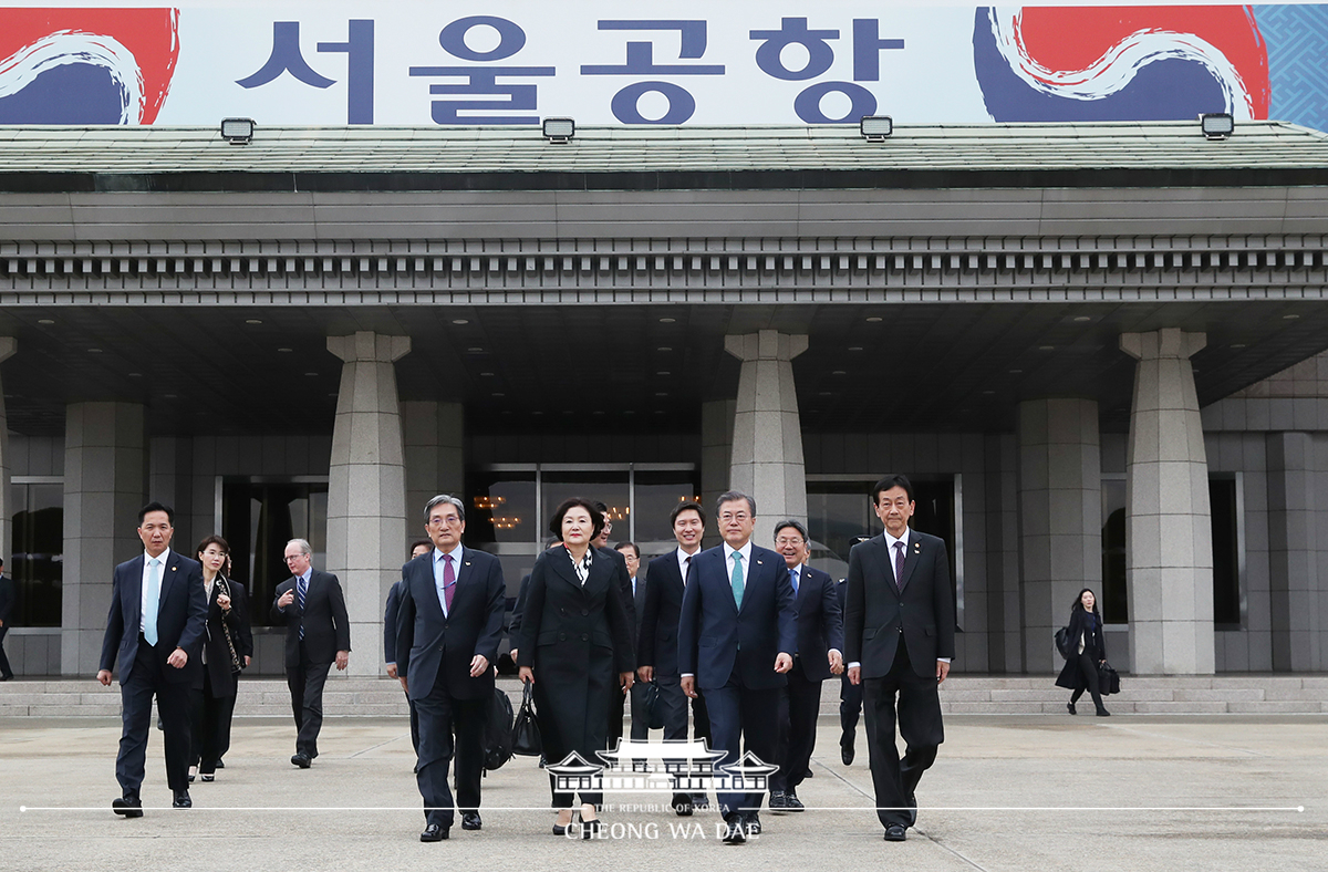 Departing from Seoul Air Base for a summit in the United States 