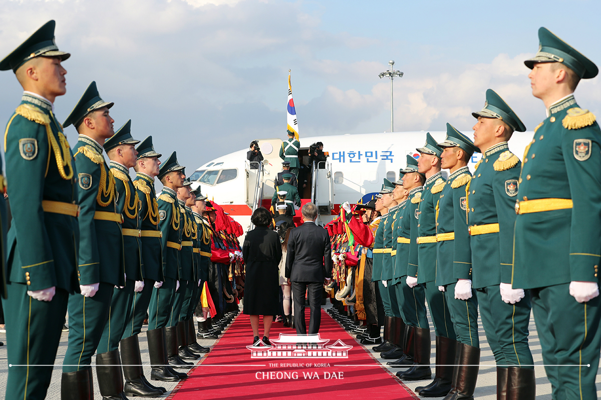 Attending a ceremony to repatriate the remains of independence activists to Korea 