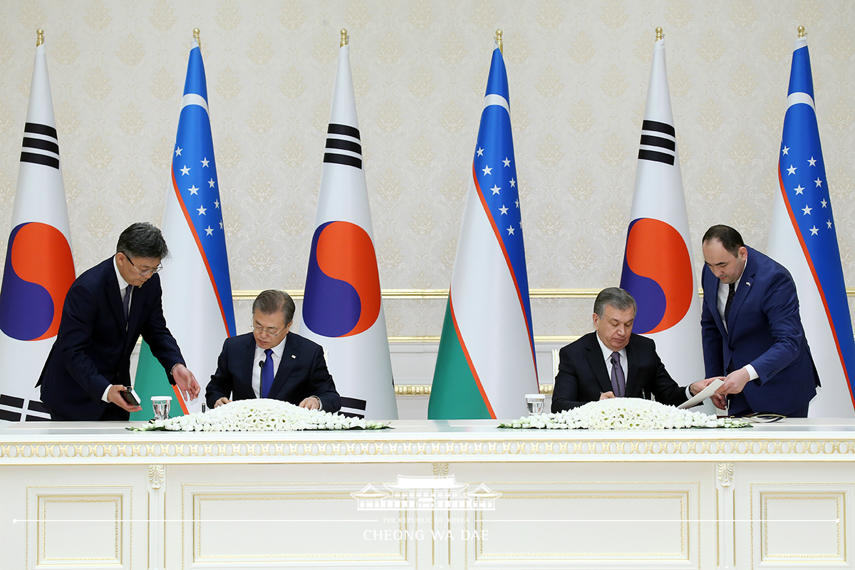 Korea-Uzbekistan MOU signing ceremony and joint press conference at the Kuksaroy Presidential Palace in Tashkent
