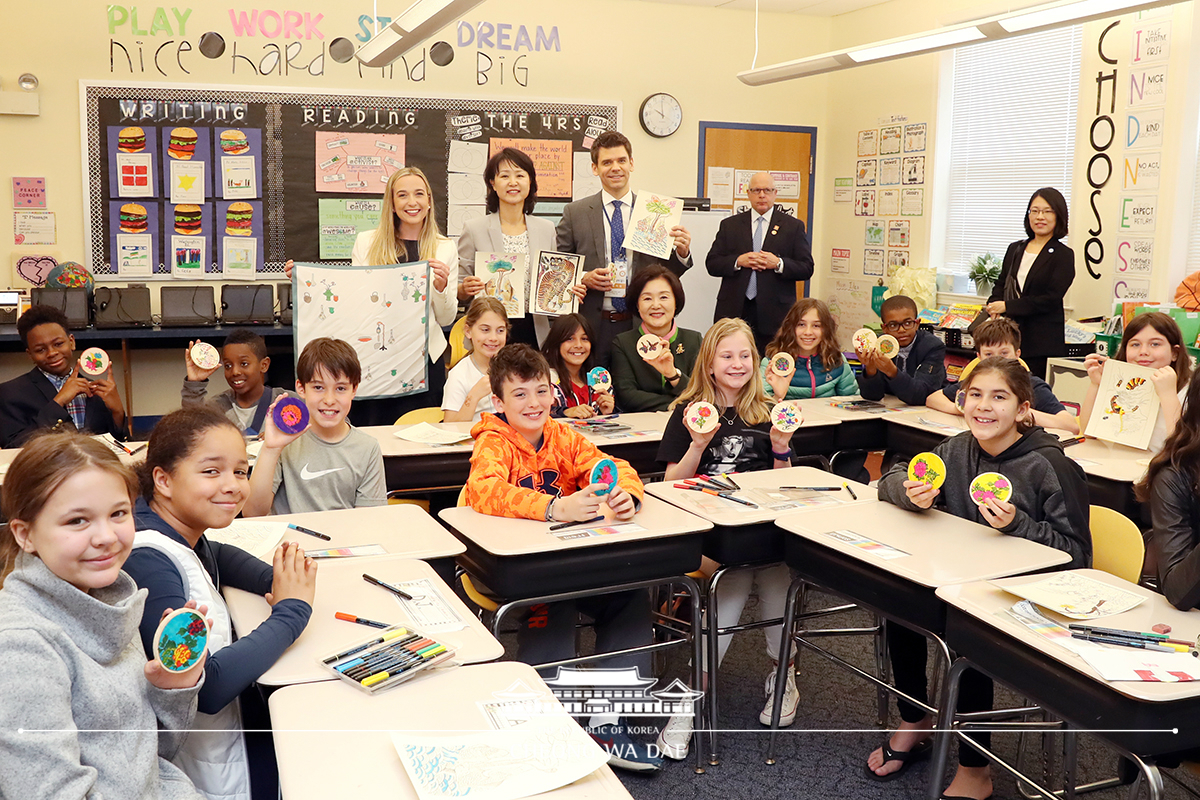 First Lady Kim Jung-sook observing a Korean culture class at F.S. Key Elementary School in Washington, D.C. 