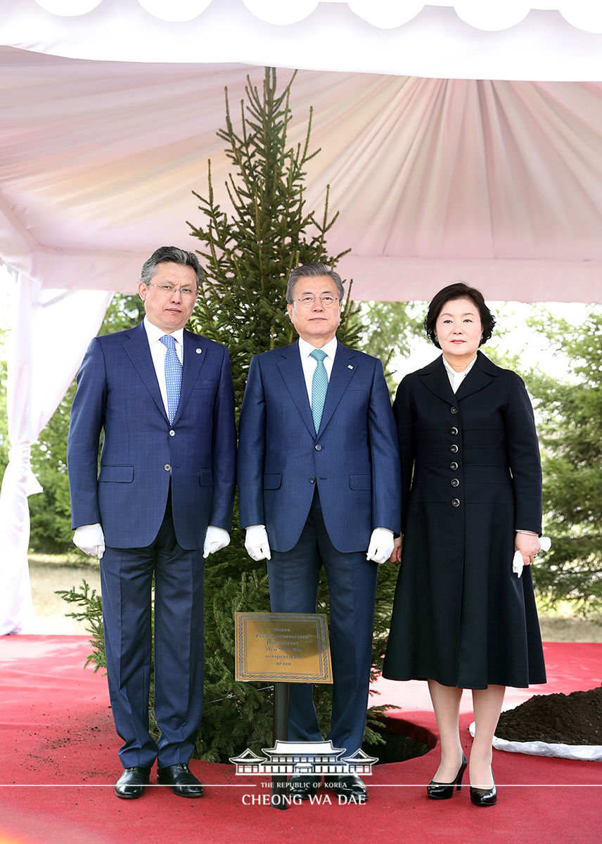 Laying a wreath at the Monument to the Defenders of the Motherland and planting a commemorative tree in Nur-Sultan, Kazakhstan