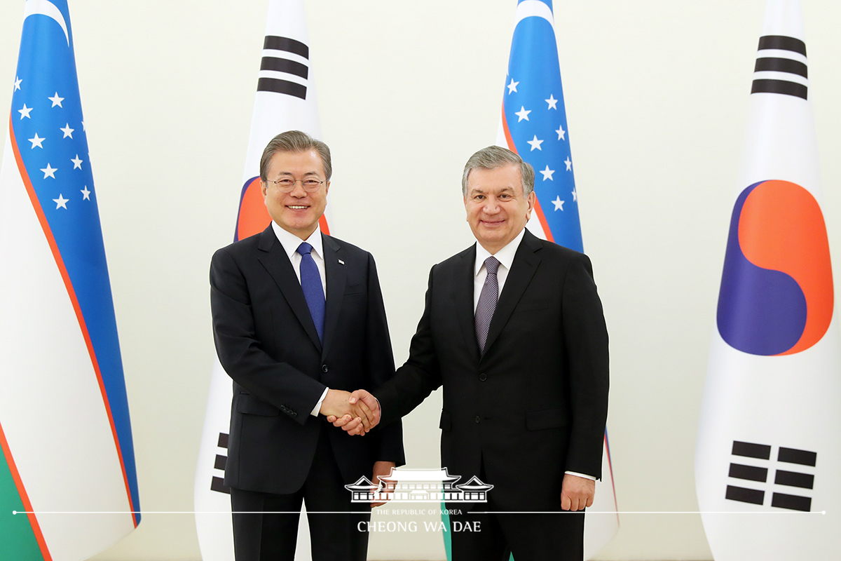 Posing for commemorative photos with Uzbek President Shavkat Mirziyoyev and First Lady Ziroatkhon Hoshimova