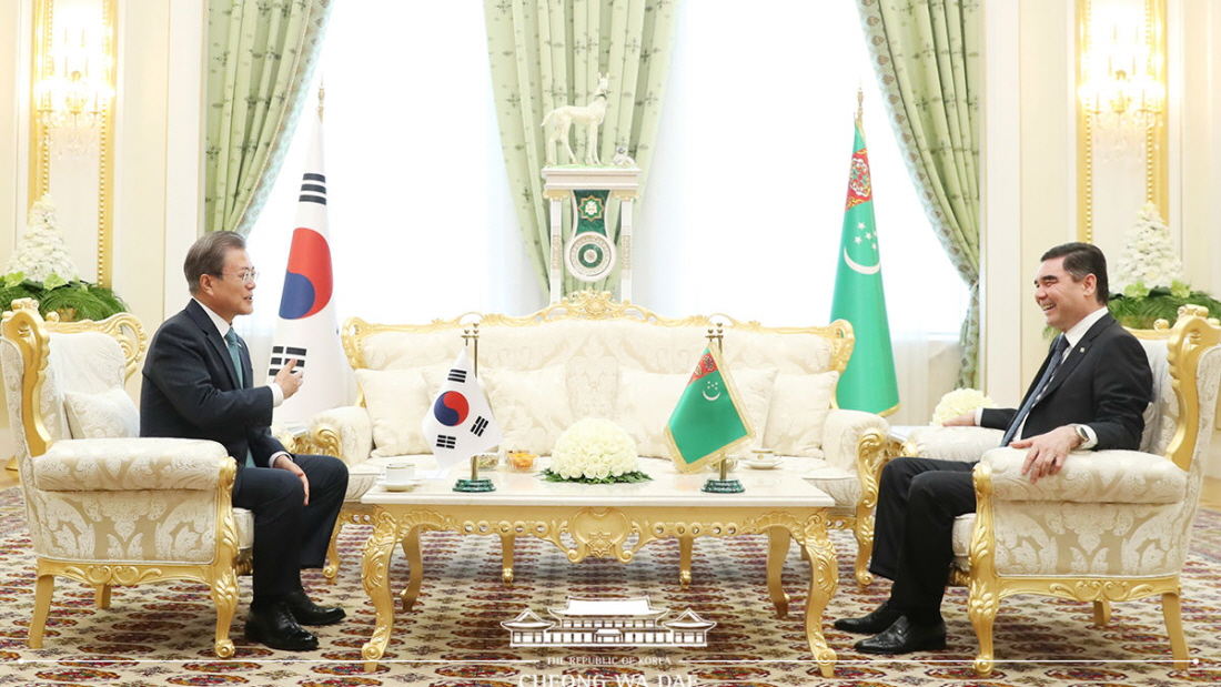 President Moon Jae-in (left) on April 17 holds a summit with Turkmen President Gurbanguly Berdimuhamedow at Oguzkhan Palace in Ashgabat,Turkmenistan.