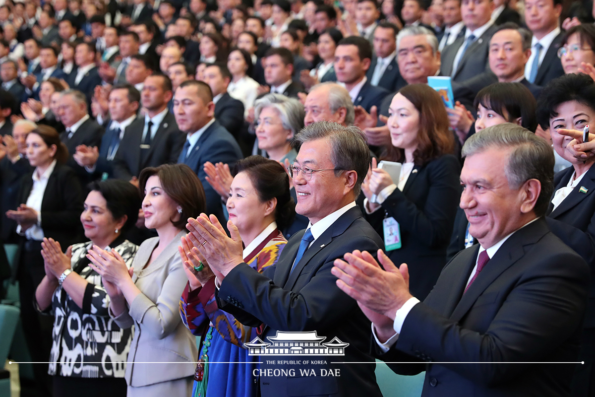 Attending a Korea-Uzbekistan joint cultural performance in Tashkent, Uzbekistan