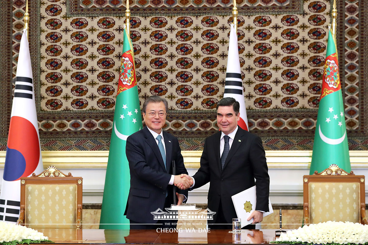 Signing ceremony for Korea-Turkmenistan MOUs at the Oguzkhan Presidential Palace in Ashgabat 