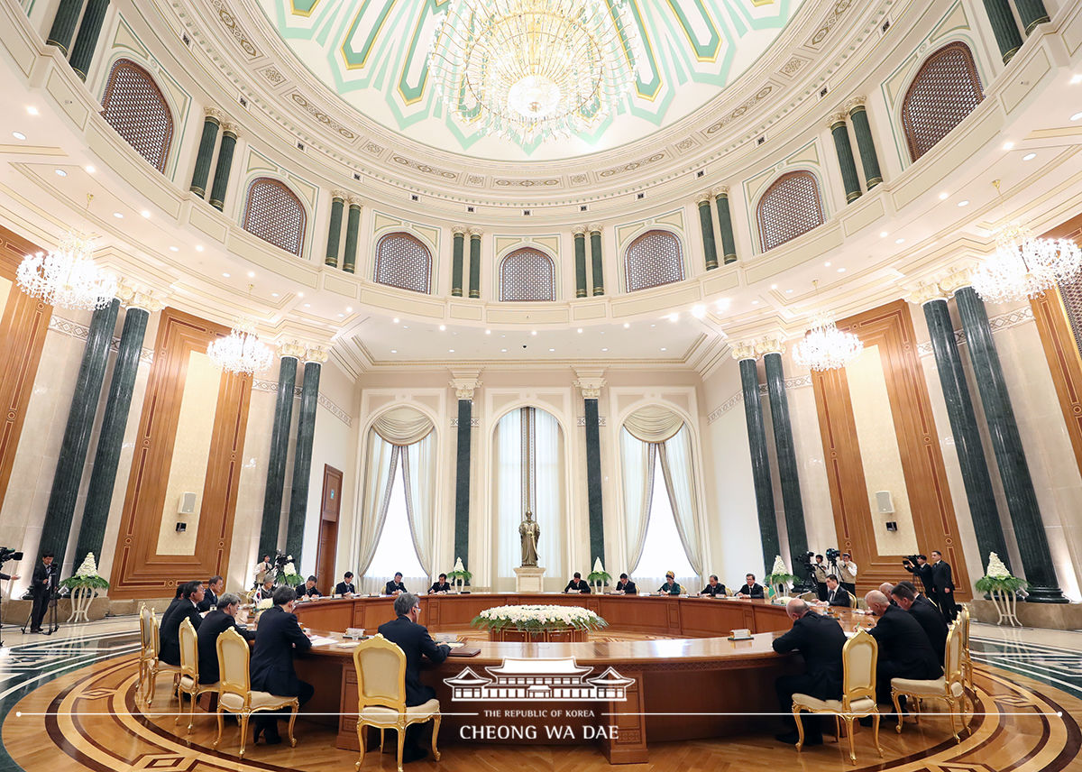 Attending the Korea-Turkmenistan expanded summit at the Oguzkhan Presidential Palace in Ashgabat 