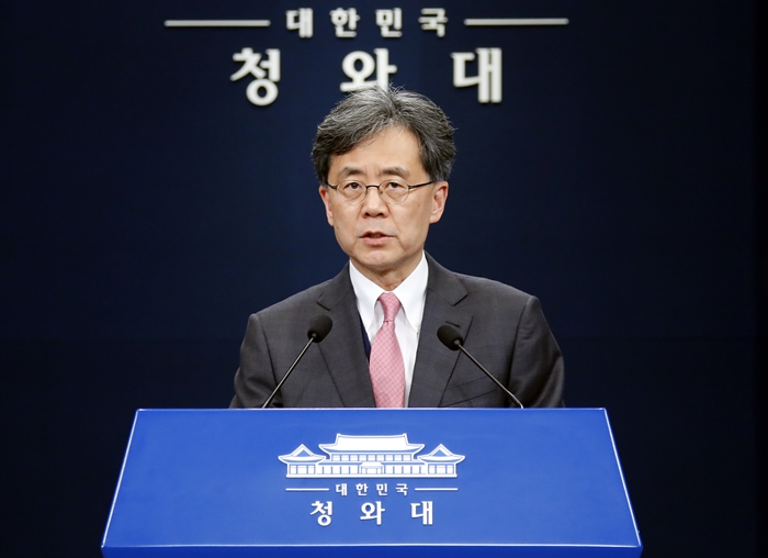 Kim Hyun-chong, deputy director of the National Security Office, on April 9 tells a news briefing at Chunchugwan Press Center about President Moon's schedule for his visit to Washington. (Yonhap News)