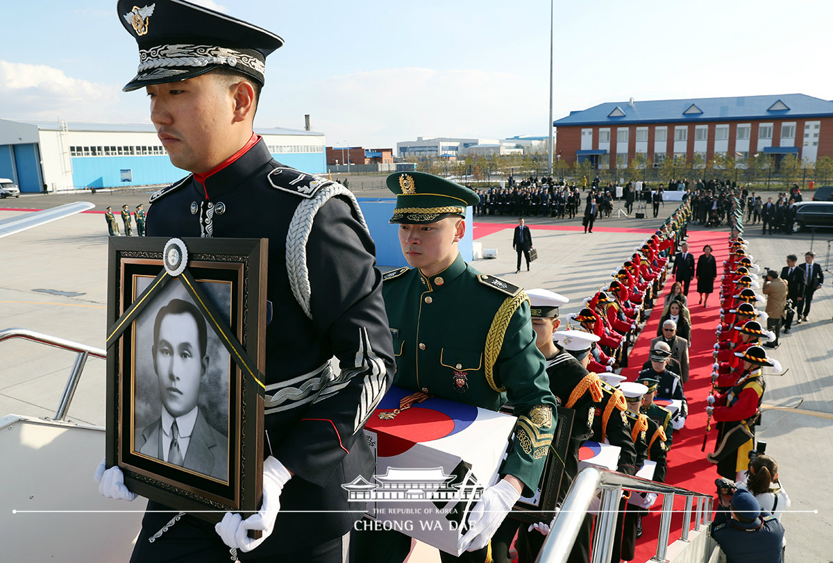 Attending a ceremony to repatriate the remains of independence activists to Korea 