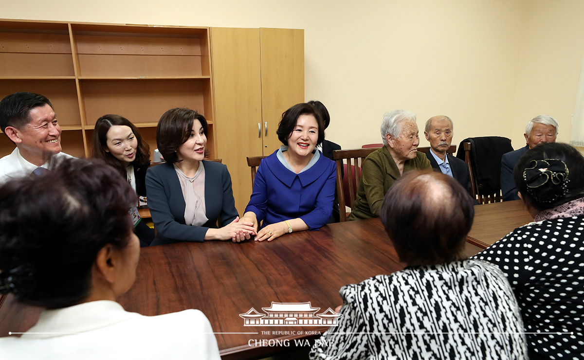 First Lady Kim Jung-sook visiting the Arirang Nursing Home on the outskirts of Tashkent, Uzbekistan