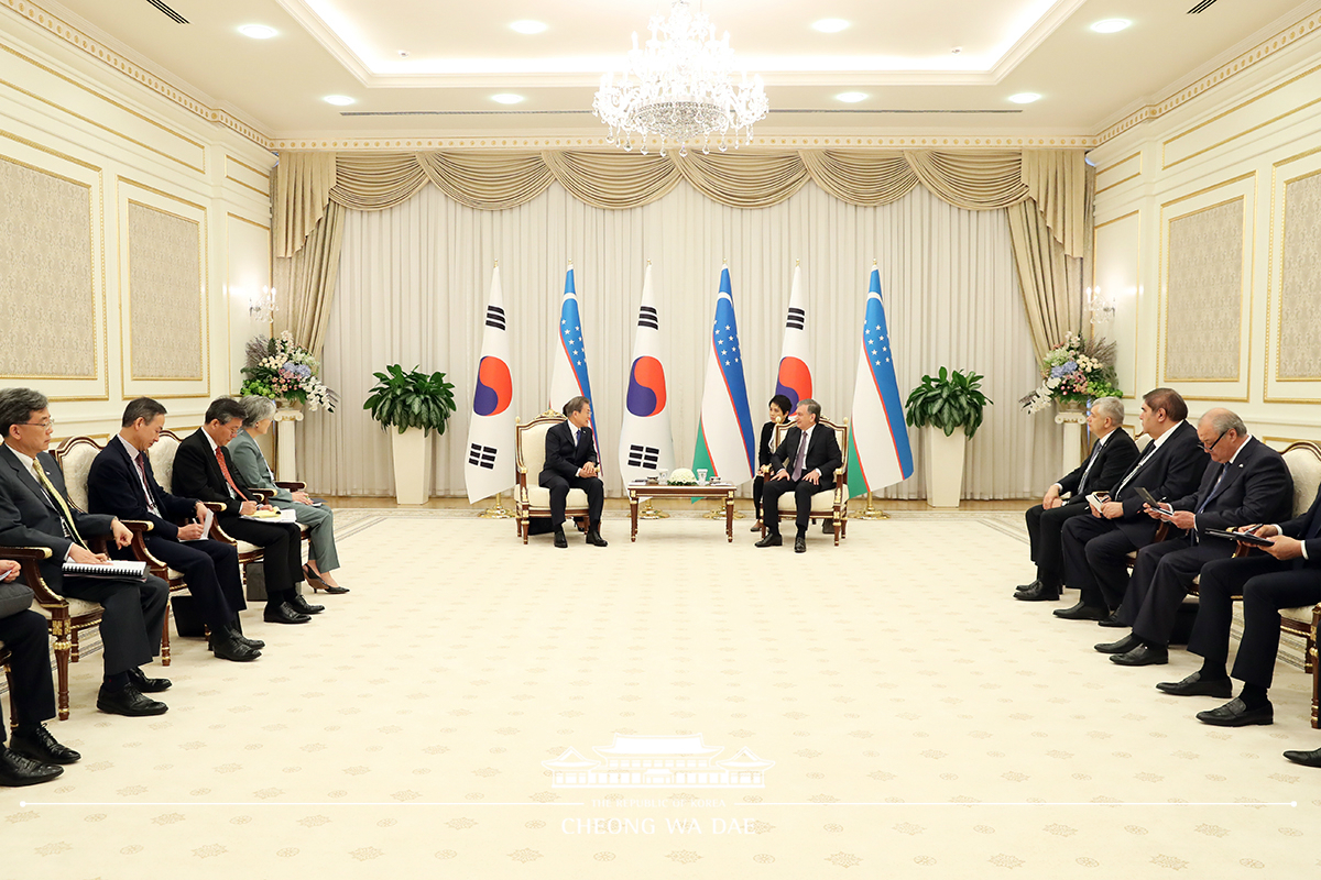 Korea-Uzbekistan one-on-one summit at the Kuksaroy Presidential Palace in Tashkent