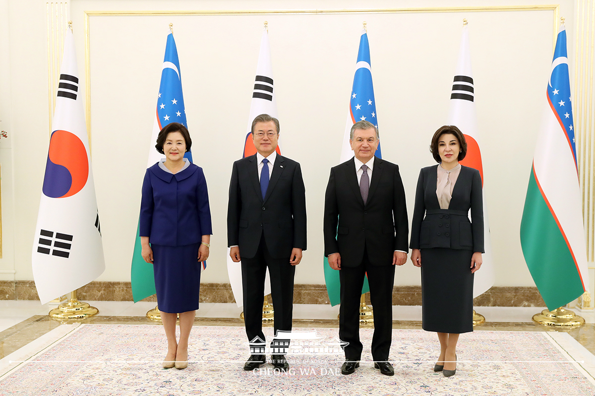 Posing for commemorative photos with Uzbek President Shavkat Mirziyoyev and First Lady Ziroatkhon Hoshimova