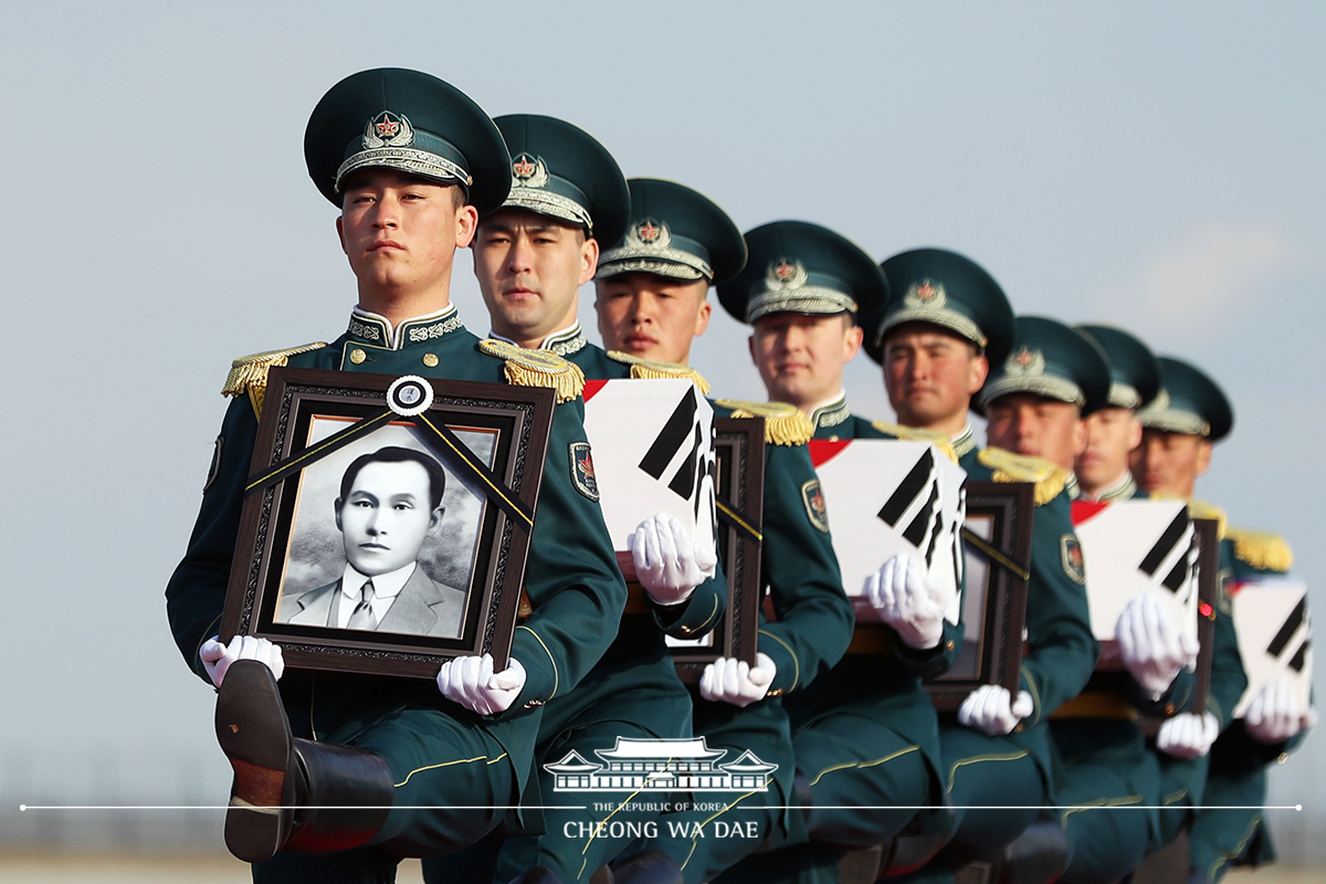 Attending a ceremony to repatriate the remains of independence activists to Korea 