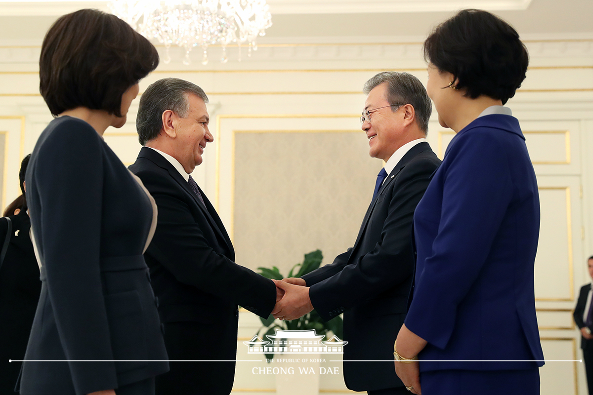 Posing for commemorative photos with Uzbek President Shavkat Mirziyoyev and First Lady Ziroatkhon Hoshimova