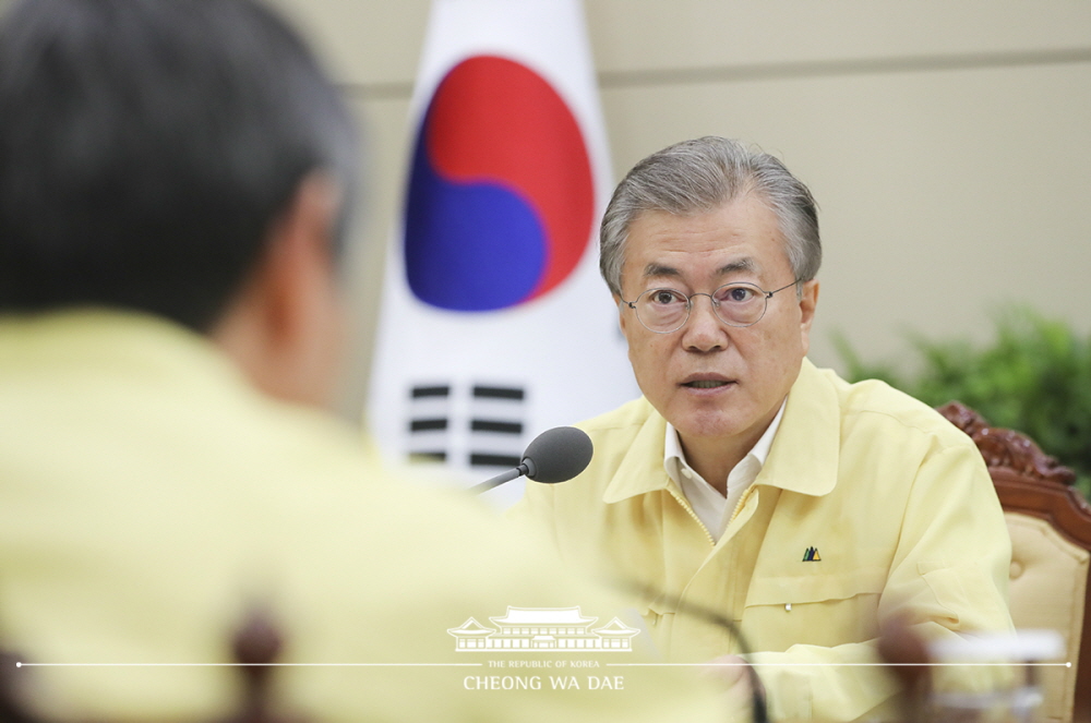 President Moon Jae-in on May 30 presides over an emergency meeting at Cheong Wa Dae on Korean tourists who went missing in Hungary after their boat sank in a collision. (Cheong Wa Dae)