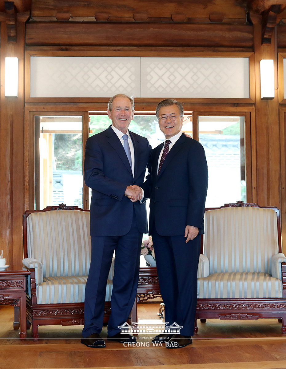 Meeting with former U.S. President George W. Bush at Cheong Wa Dae 