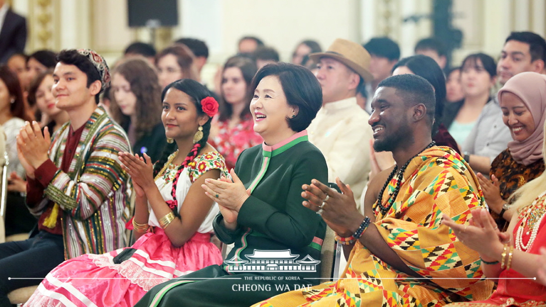 First lady Jim Jung-sook and Korea.net Honorary Reporters on May 20 watch a video of their past activities during an induction ceremony at Yeongbingwan Guest House of Cheong Wa Dae.