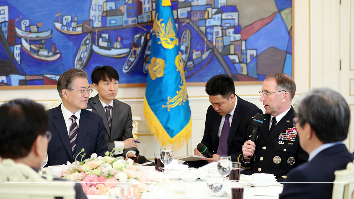 Meeting with ROK and U.S. military commanding officers at Cheong Wa Dae 