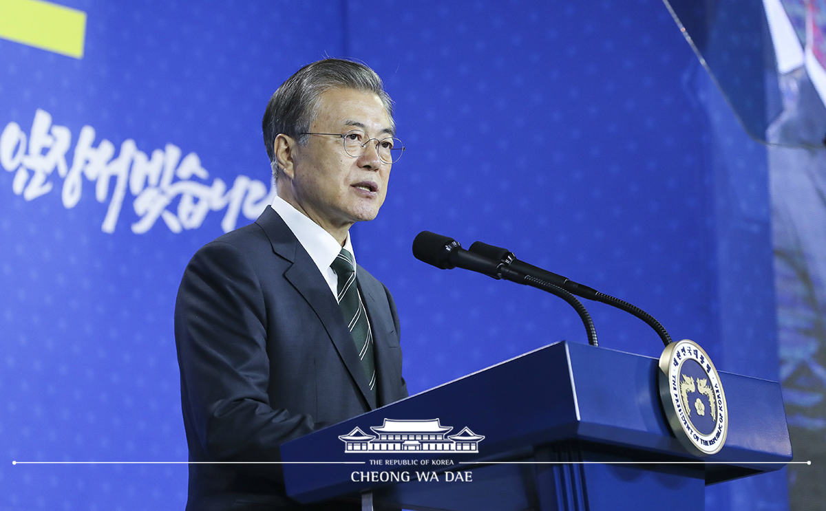 President Moon Jae-in on May 22 gives a speech at a ceremony in Osong, Chungcheongbuk-do Province, announcing the government’s vision of fostering the biohealth industry as a next-generation engine for economic growth. (Cheong Wa Dae)