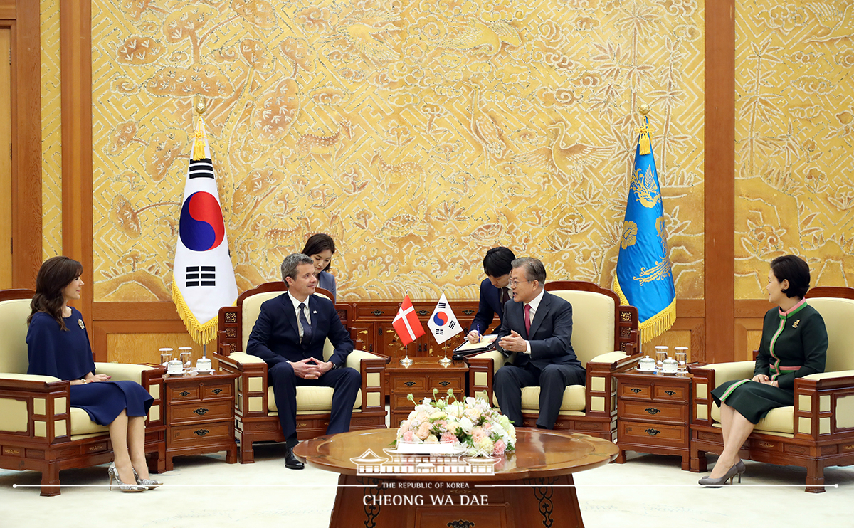 Meeting with HRH Crown Prince Frederik and HRH Crown Princess Mary of Denmark at Cheong Wa Dae 