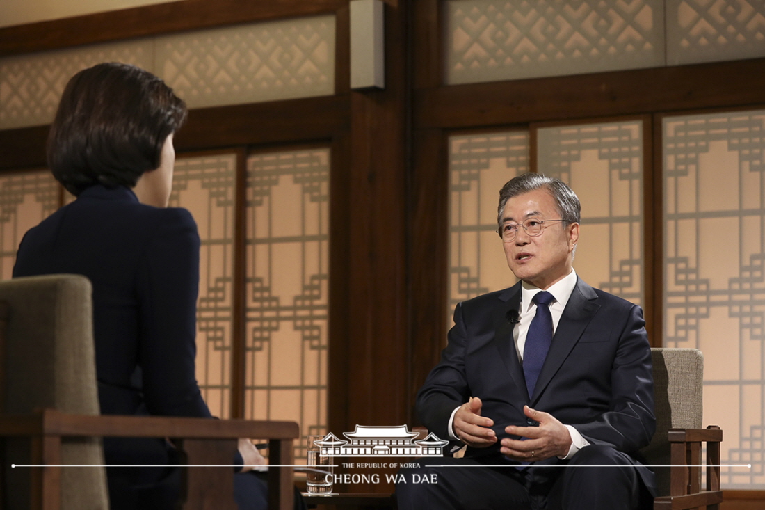 President Moon Jae-in on May 9 gives a live interview during the KBS TV show "Special Talk with President Moon Jae-in Marking Two Years in Office" at the Cheong Wa Dae meeting room Sangchunjae.