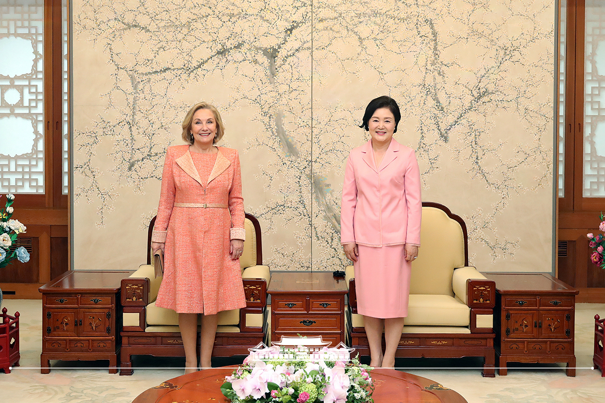 First Lady Kim Jung-sook meeting with Chilean First Lady María Cecilia Morel Montes at Cheong Wa Dae 