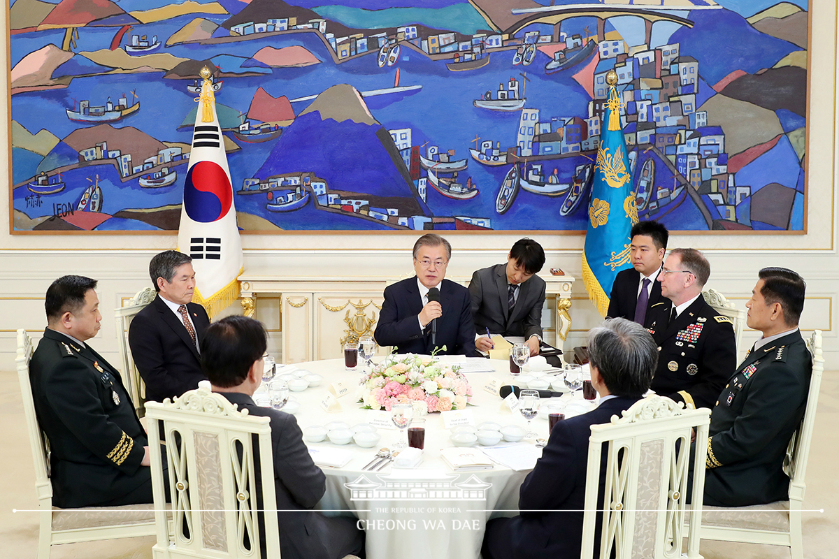 Meeting with ROK and U.S. military commanding officers at Cheong Wa Dae 