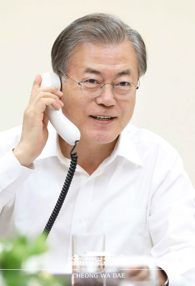 Speaking by phone with HH Sheikh Mohammed bin Zayed Al-Nahyan, the Crown Prince of Abu Dhabi, at Cheong Wa Dae 