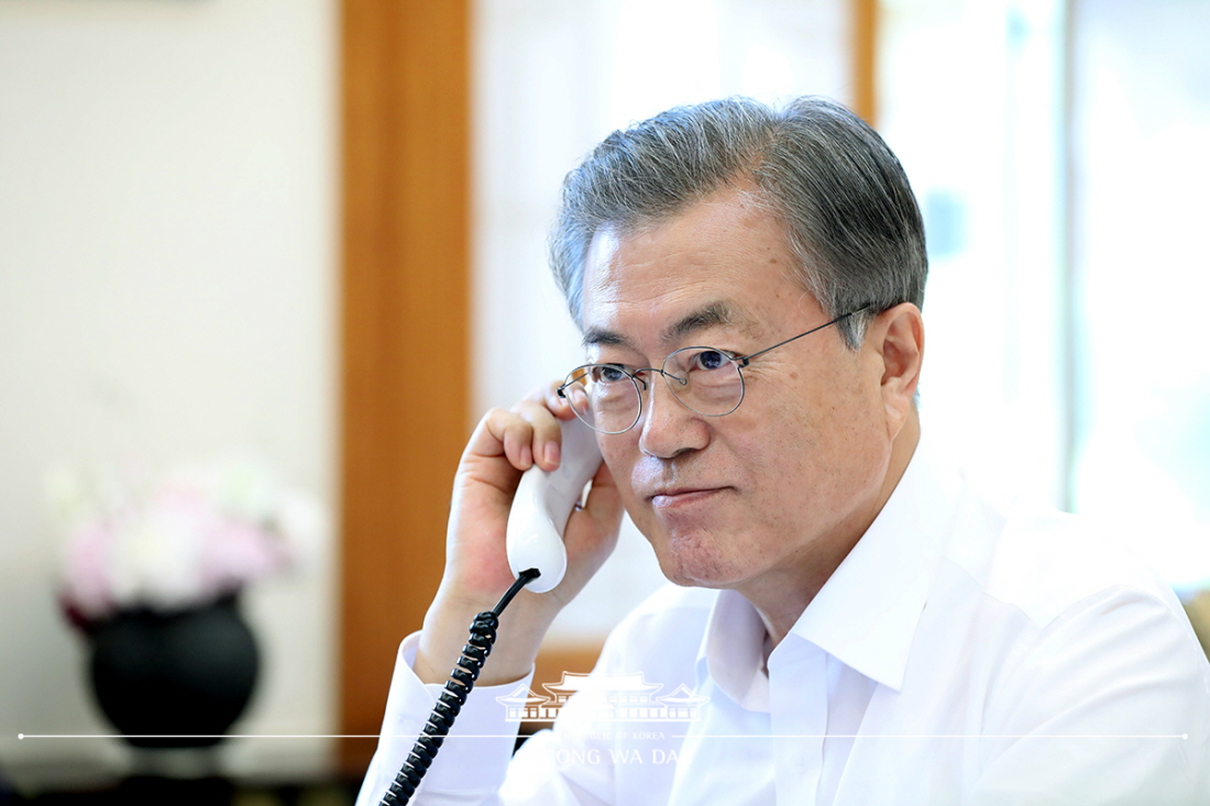 President Moon Jae-in on May 22 congratulates Indonesian President Joko Widodo over the phone on his re-election.