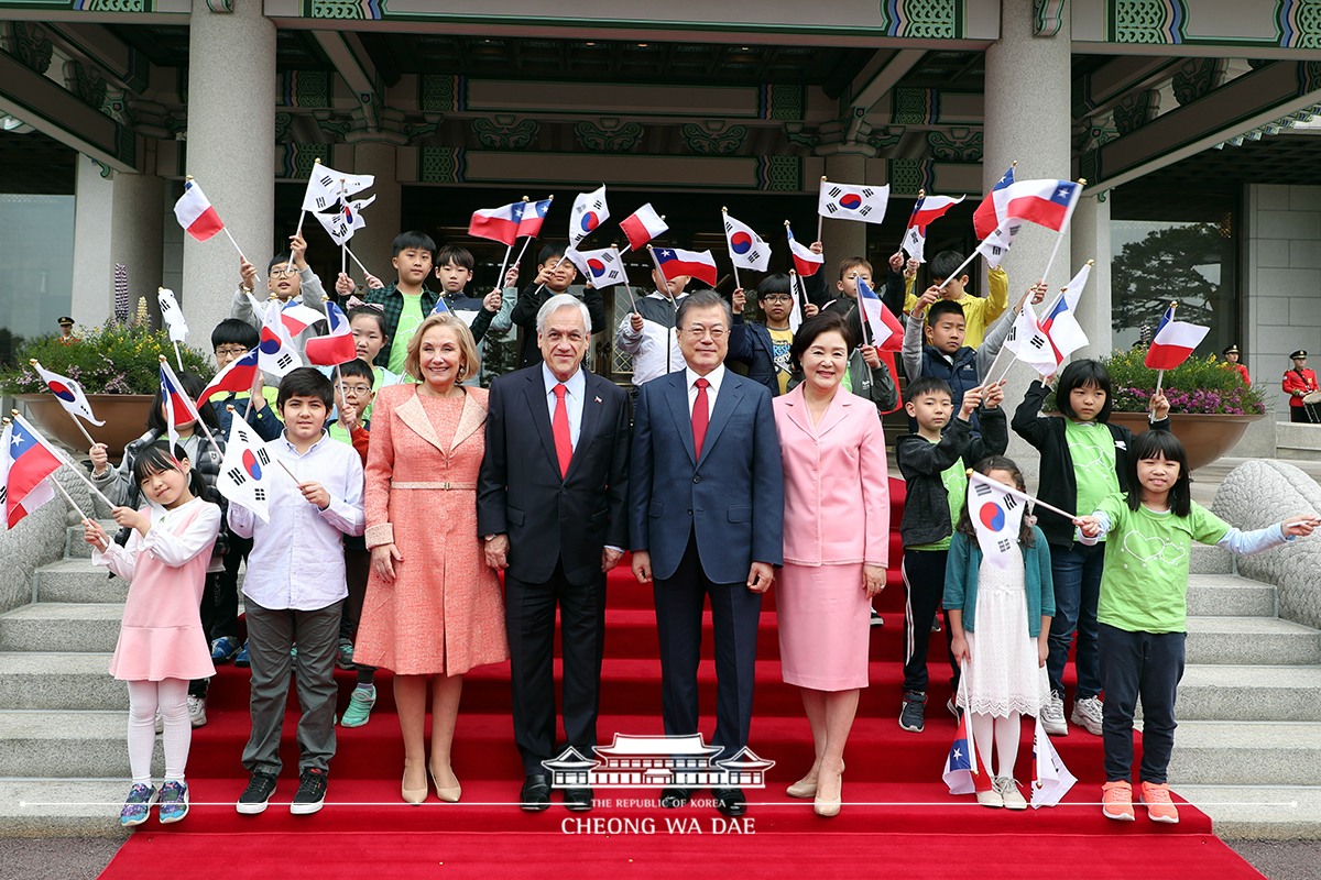 Attending the official Cheong Wa Dae welcoming ceremony for Chilean President Sebastián Piñera and First Lady María Cecilia Morel Montes on their state visit 