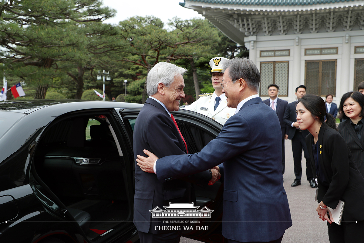 Attending the official Cheong Wa Dae welcoming ceremony for Chilean President Sebastián Piñera and First Lady María Cecilia Morel Montes on their state visit 