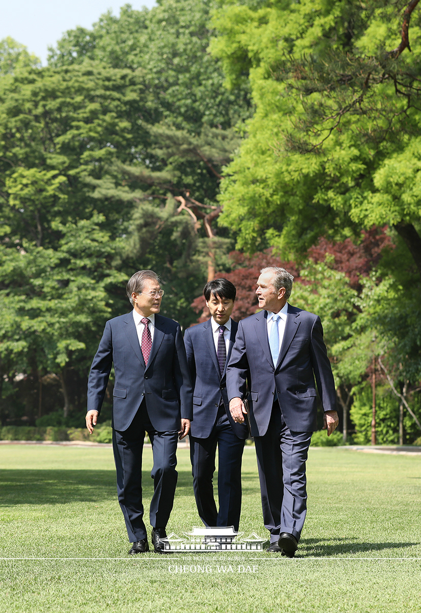 Meeting with former U.S. President George W. Bush at Cheong Wa Dae 