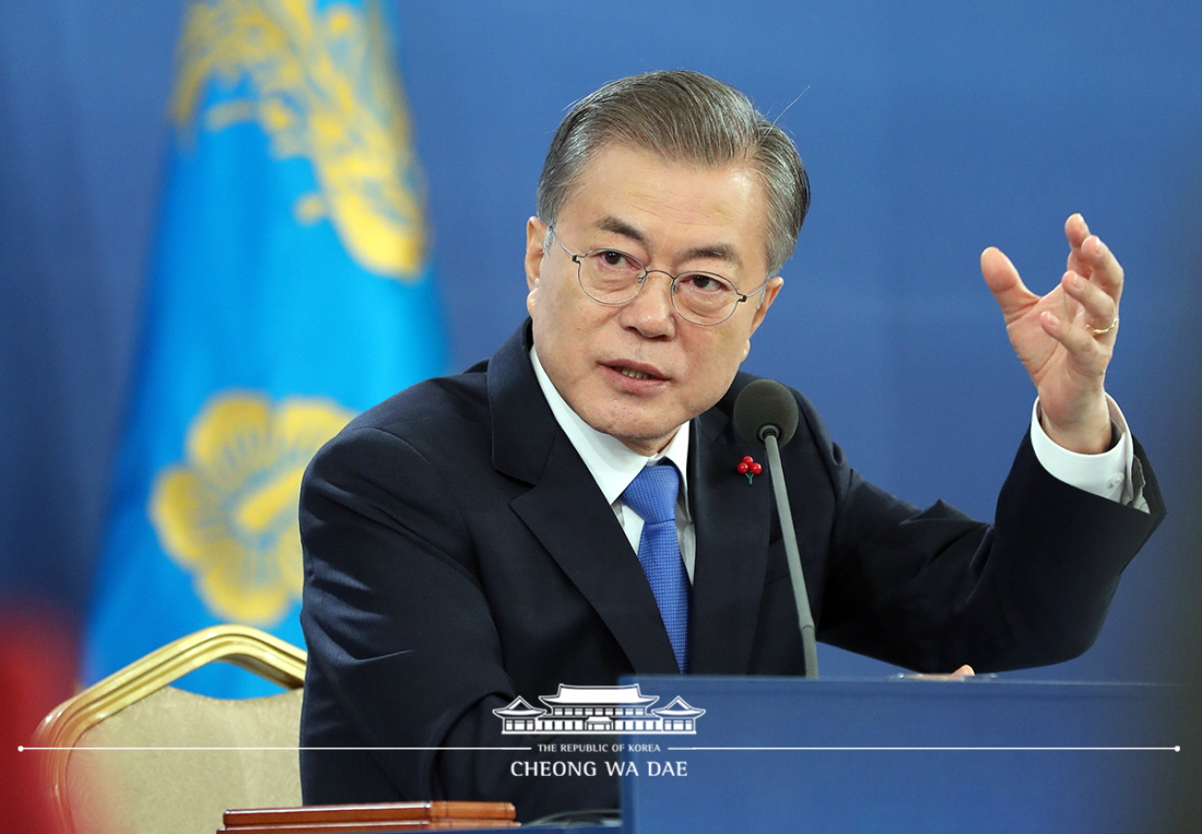 President Moon Jae-in on May 9 will make an appearance on KBS 1TV to discuss his first two years in office. He is pictured here on Jan. 1 this year holding a New Year's news conference at Cheong Wa Dae. 