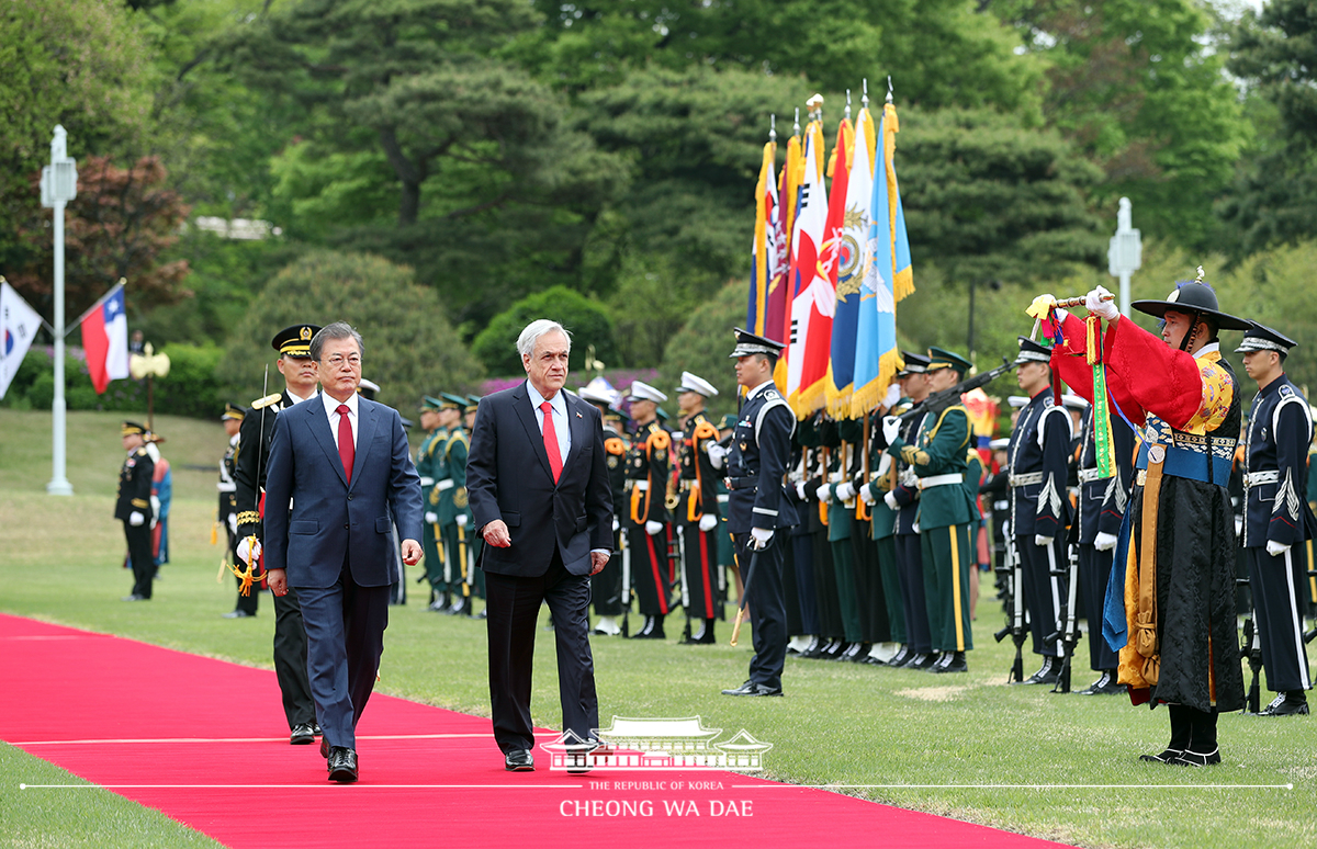 Attending the official Cheong Wa Dae welcoming ceremony for Chilean President Sebastián Piñera and First Lady María Cecilia Morel Montes on their state visit 