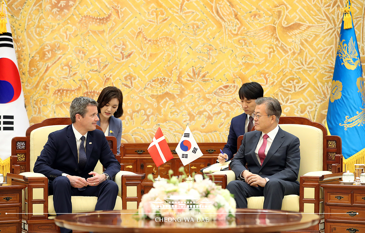 Meeting with HRH Crown Prince Frederik and HRH Crown Princess Mary of Denmark at Cheong Wa Dae 